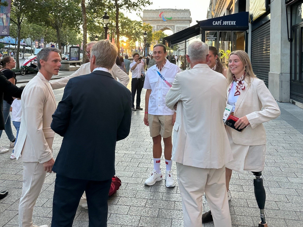 Paralympiske Lege Paris - atleter på Champs Elysees